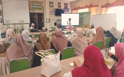 Guru Ikuti Sosialisasi Penggunaan Layar IFP Usai Jumat Mubarokah