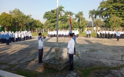Upacara Bendera Perdana OSIS Angkatan 40 SMP Babussalam Berlangsung Khidmat di Tengah Terik Matahari
