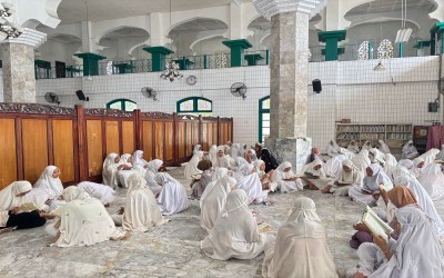 Santri Putri SMP Babussalam Pekanbaru Rutin Tadarus Al-Qur’an di Masjid