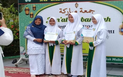 Pengumuman Juara Kelas di Acara Jumat Mubarokah SMP Babussalam Pekanbaru