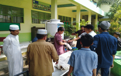 Santri SMP babussalam melaksanakan Praktik penyelenggaraan Jenazah.